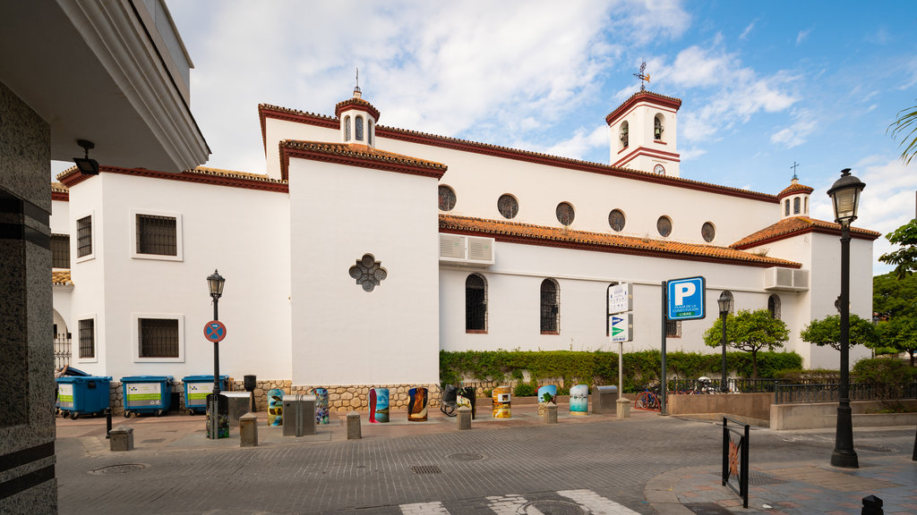 Centrala Fuengirola som inkluderar en kyrka eller katedral