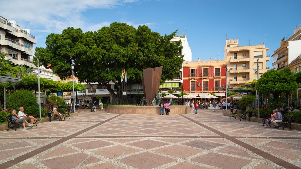 Centrala Fuengirola som visar ett torg