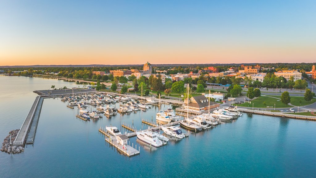 Traverse City som omfatter en solnedgang, udsigt over landskaber og en bugt eller havn