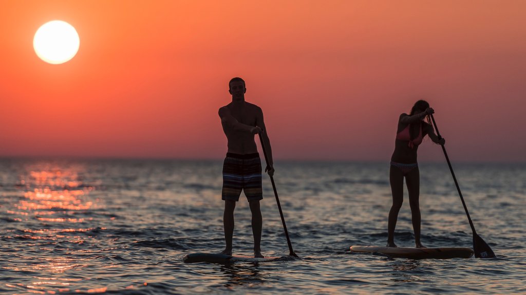 Traverse City og byder på kajaksejlads eller kanosejlads, udsigt over kystområde og en solnedgang