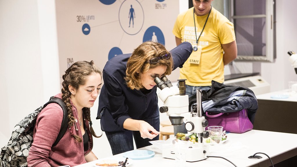 Museo Nacional de Ciencia y Tecnología Leonardo da Vinci ofreciendo vista interna y también una mujer