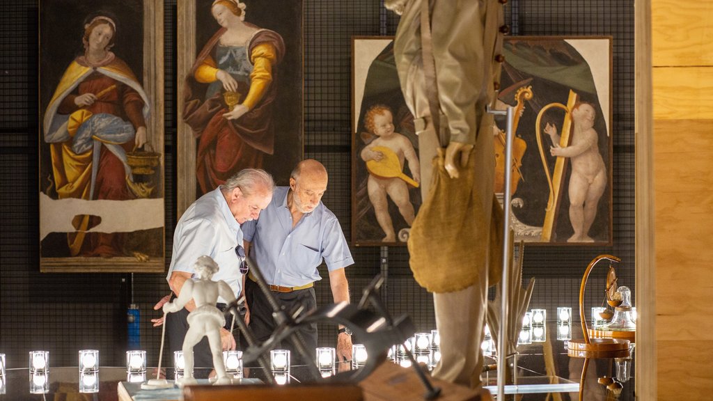 Museo Nacional de Ciencia y Tecnología Leonardo da Vinci ofreciendo arte, vistas interiores y elementos del patrimonio