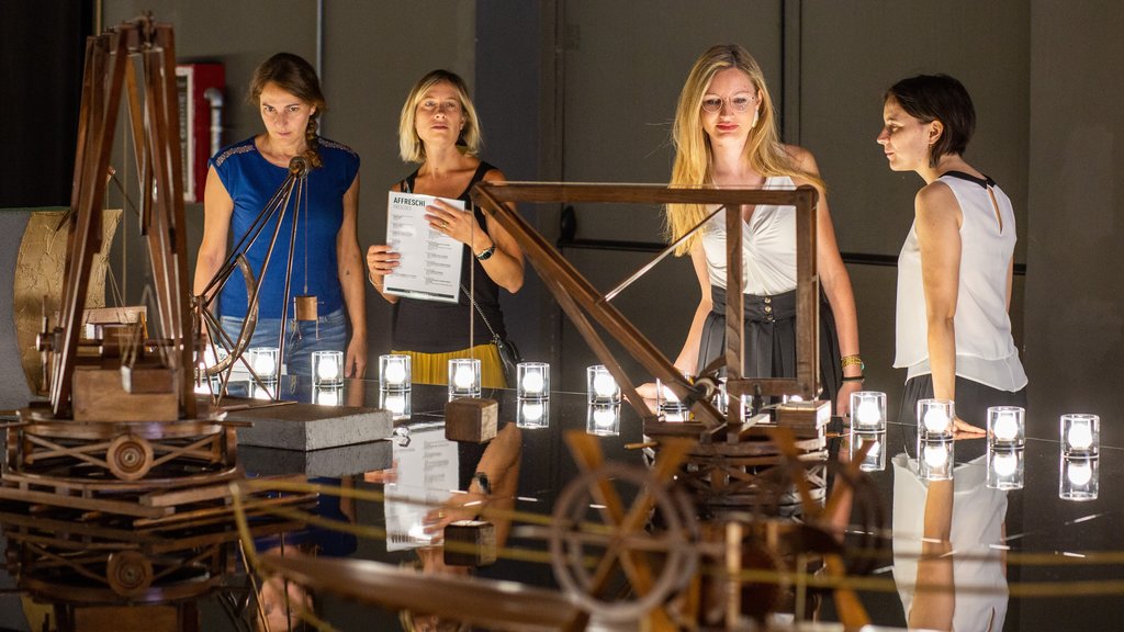 Museo Nacional de Ciencia y Tecnología Leonardo da Vinci mostrando vista interna y también un pequeño grupo de personas