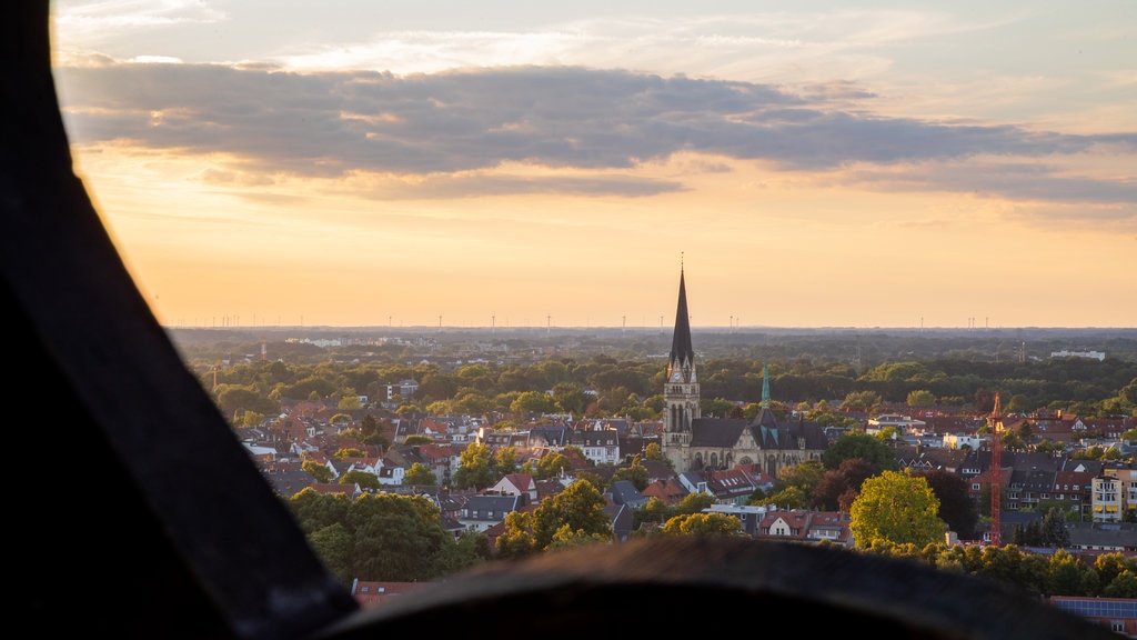 Lambertikirche inclusief landschappen, een stad en een zonsondergang