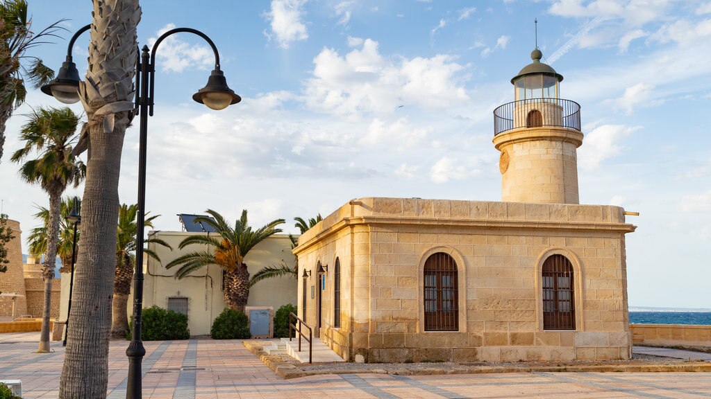 Roquetas de Mar mostrando una ciudad costera y un faro