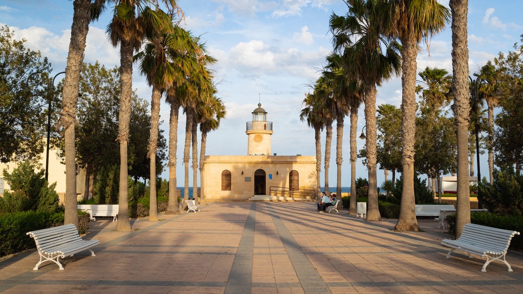 Roquetas de Mar que inclui uma cidade litorânea e um farol