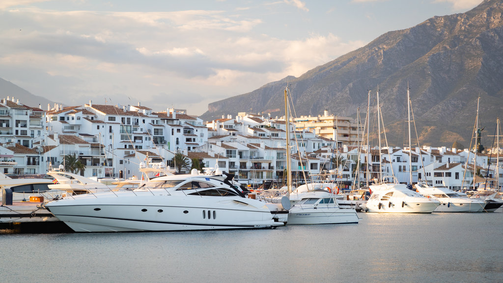 Marina de Puerto Banús que inclui um pôr do sol e uma baía ou porto