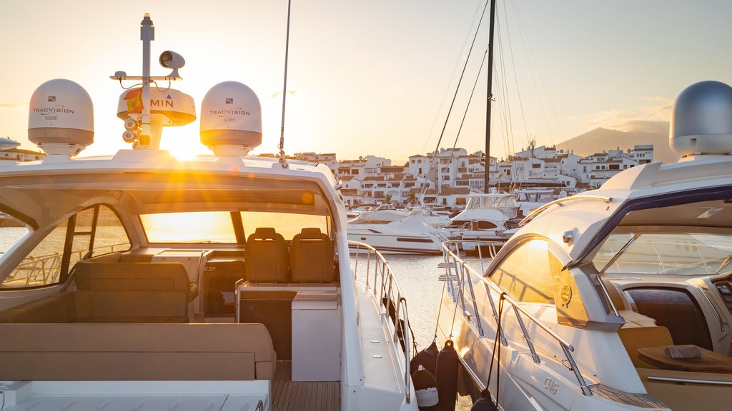 Puerto Banus Marina som viser en solnedgang og en bugt eller havn