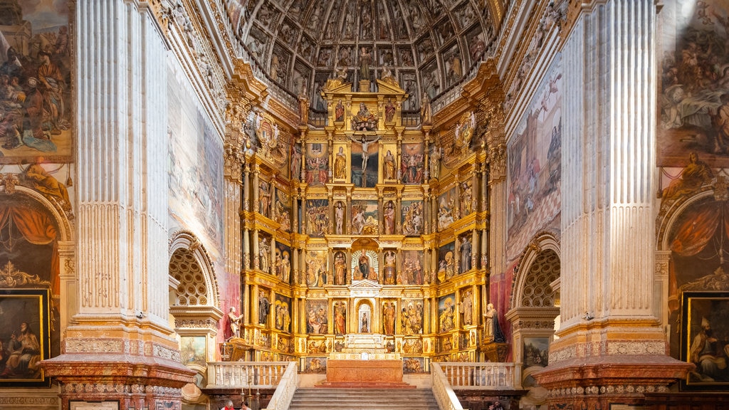 Monasterio de San Jerónimo que incluye una iglesia o catedral, elementos del patrimonio y vistas interiores