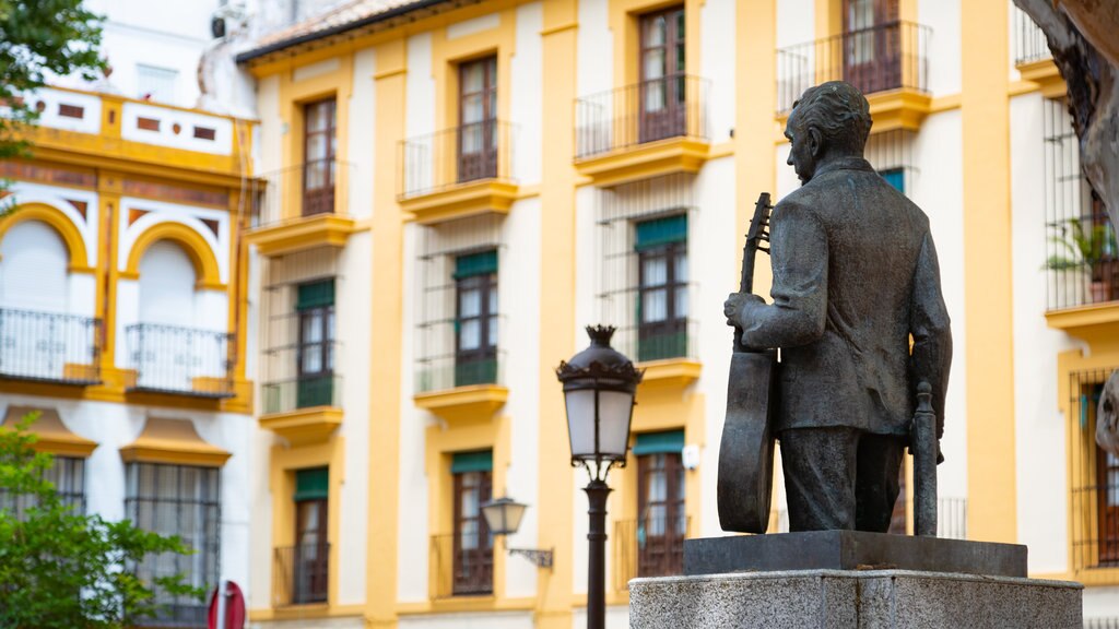 Centro histórico que incluye una estatua o escultura