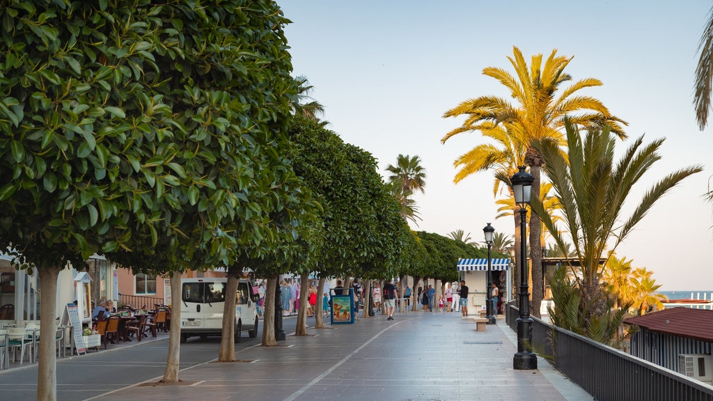 Praia La Venus que inclui uma cidade litorânea