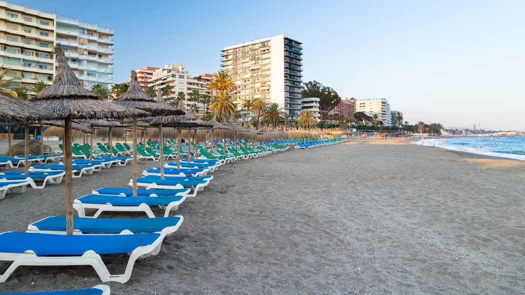 Playa Venus que incluye vistas generales de la costa, una ciudad costera y una playa de arena