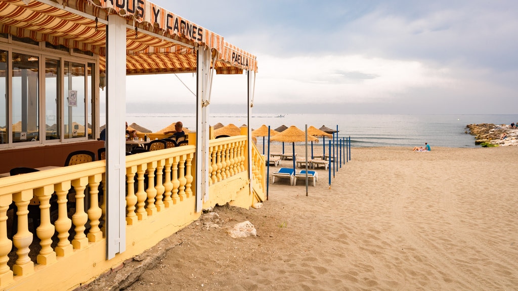 Playa de Torreblanca som inkluderar kustutsikter, en strand och en kuststad