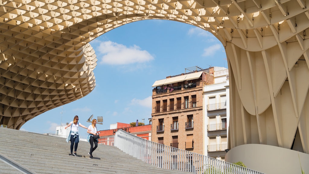 Metropol Parasol som viser gadeliv og moderne arkitektur såvel som et par