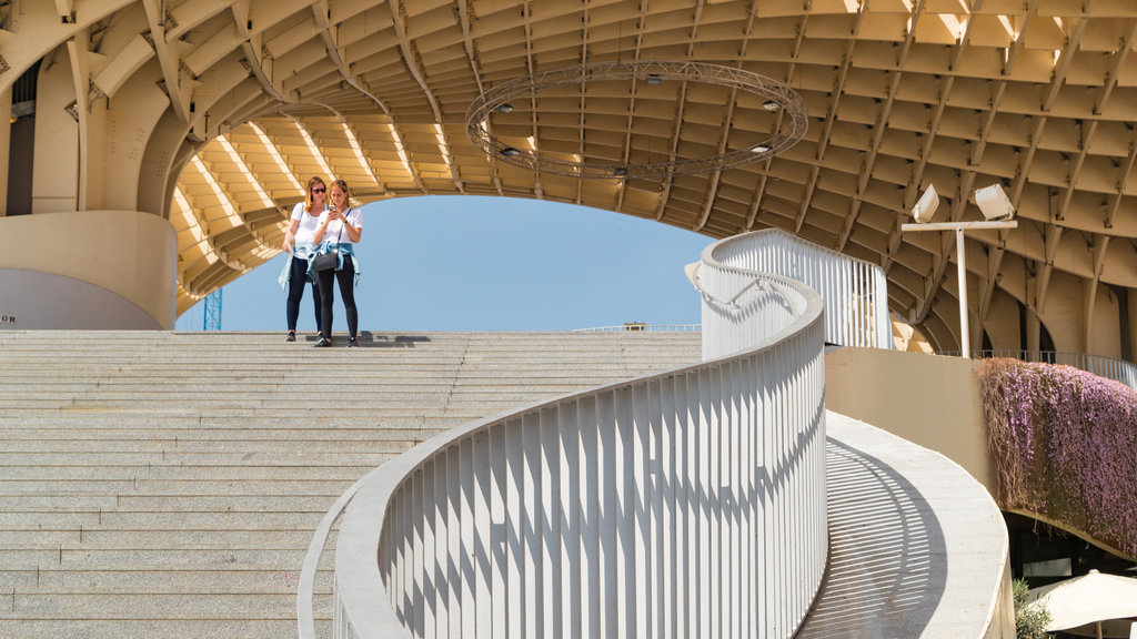 Metropol Parasol caracterizando arquitetura moderna e cenas de rua assim como um casal