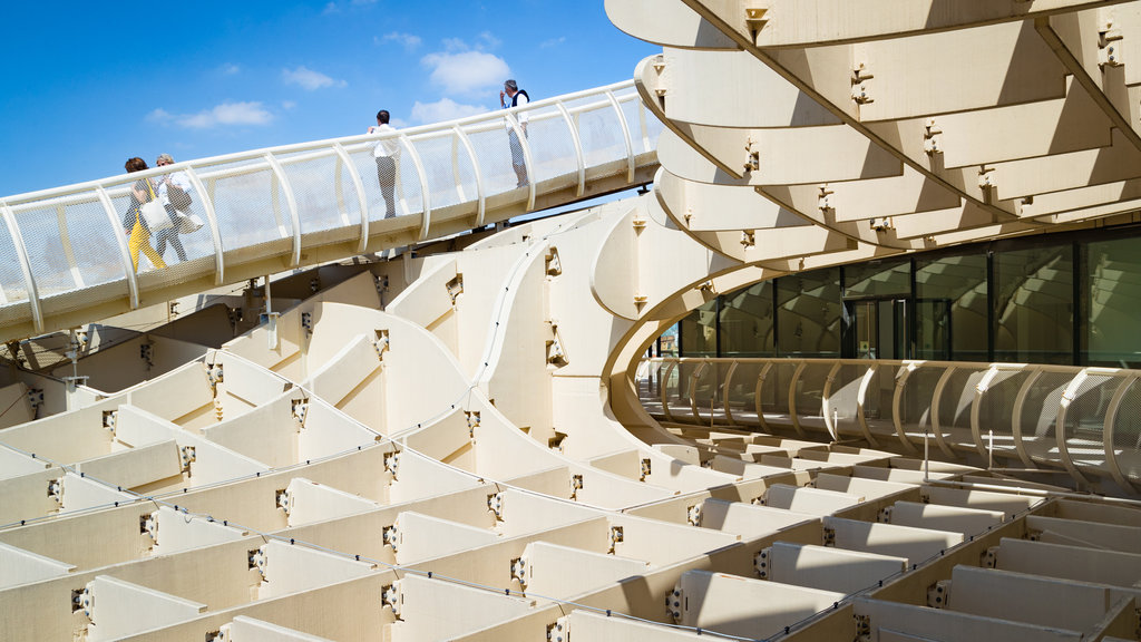 Metropol Parasol mostrando uma ponte assim como um pequeno grupo de pessoas