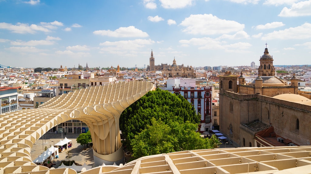 Metropol Parasol som omfatter moderne arkitektur, udsigt over landskaber og en by