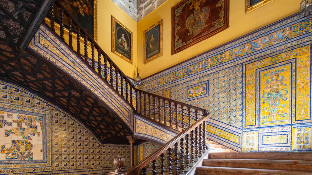 Palacio de la Condesa de Lebrija ofreciendo vistas interiores, elementos del patrimonio y arte