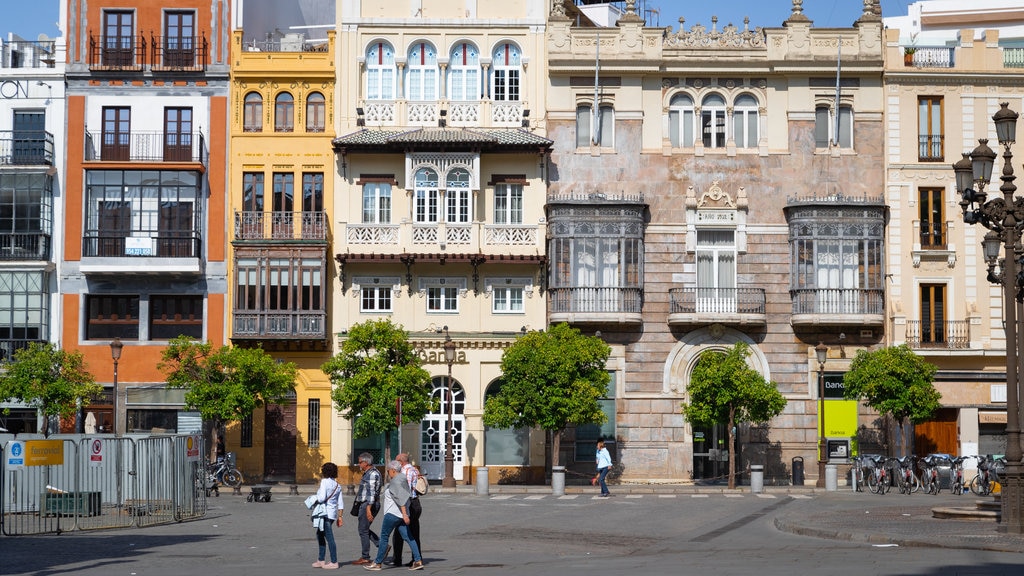 Plaza de San Francisco showing street scenes as well as a small group of people