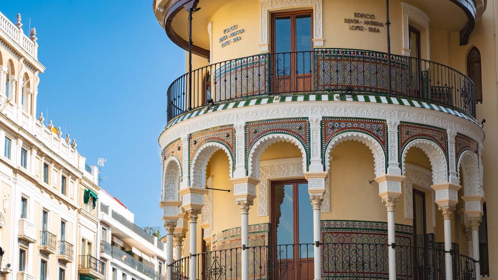 Plaza de San Francisco showing heritage elements