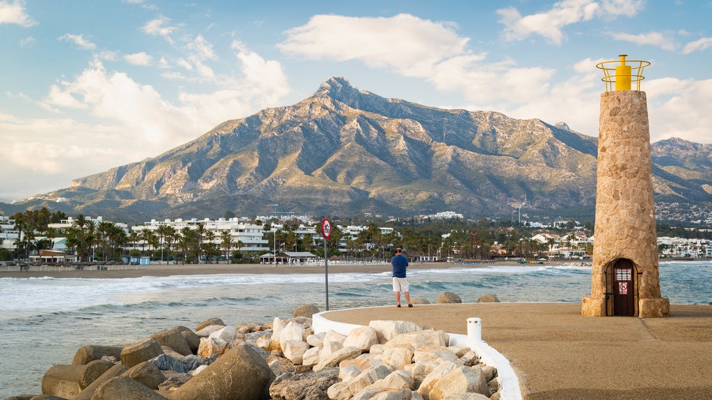 Playa de Puerto Banús ofreciendo un faro, una ciudad costera y vista general a la costa