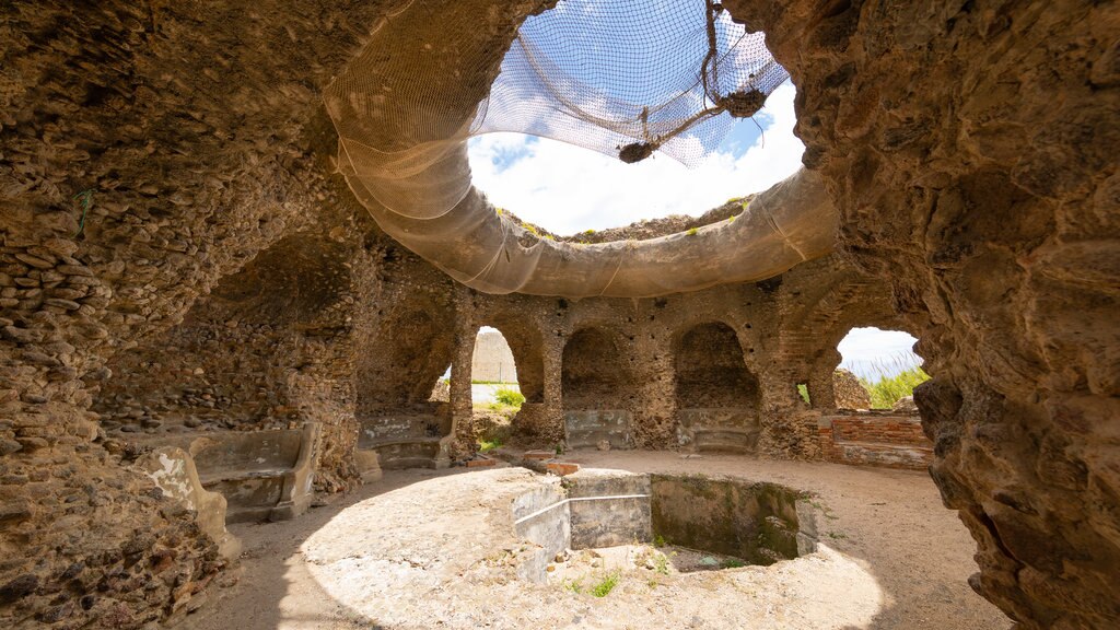 Marbella featuring heritage elements and building ruins