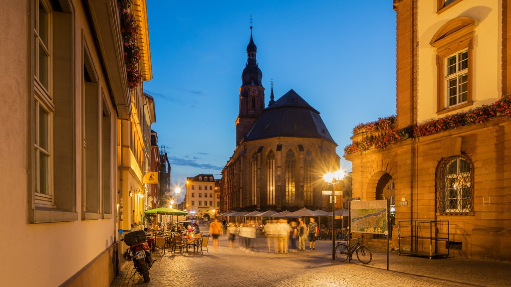 Altstadt que incluye una ciudad, escenas de noche y arquitectura patrimonial