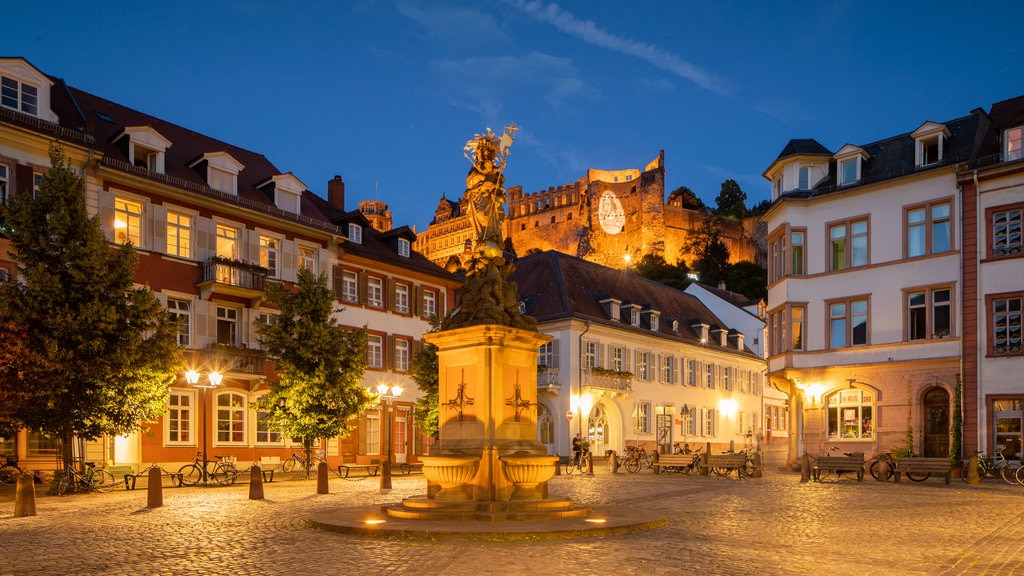 Altstadt qui includes une ville, une place publique et scènes de soirée