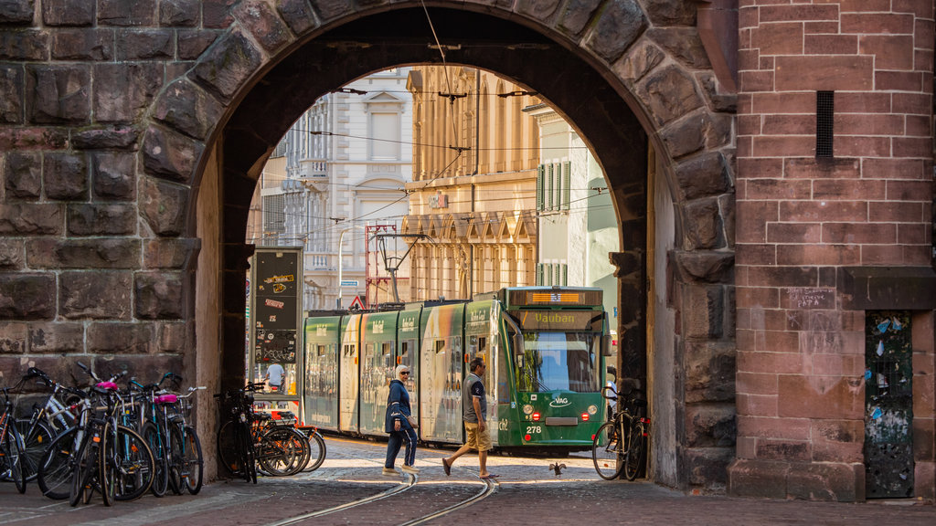 Puerta Martinstor que incluye artículos ferroviarios, elementos patrimoniales y imágenes de calles