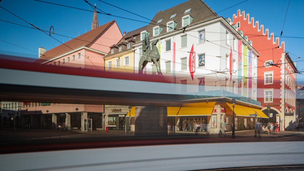 Bertoldsbrunnen showing outdoor art