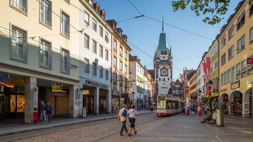 Bertoldsbrunnen which includes a city, railway items and street scenes