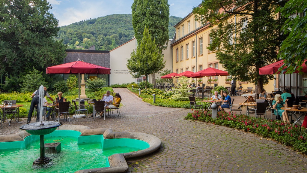 Kurpfälzisches Museum caracterizando uma fonte, um jardim e jantar ao ar livre