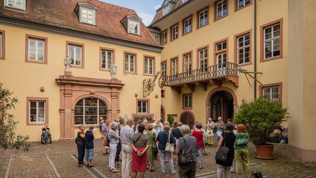 Kurpfälzisches Museum aussi bien que un petit groupe de personnes