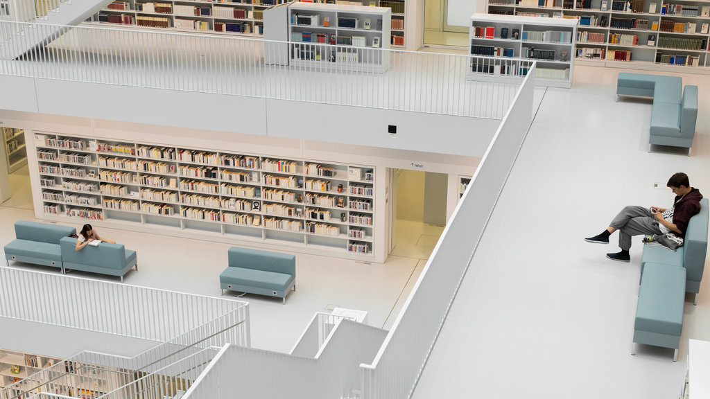 Biblioteca Pública de Stuttgart mostrando vista interna y también un hombre