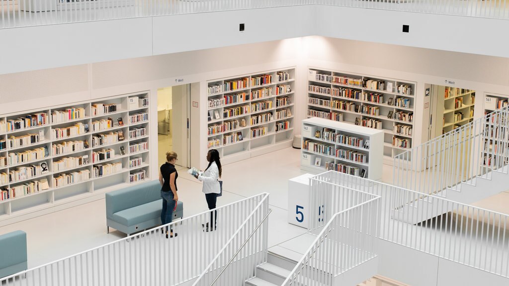 Biblioteca Pública de Stuttgart ofreciendo vistas interiores y también una pareja