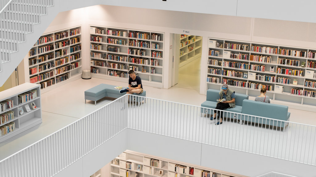 Biblioteca pública de Stuttgart que inclui vistas internas assim como um pequeno grupo de pessoas