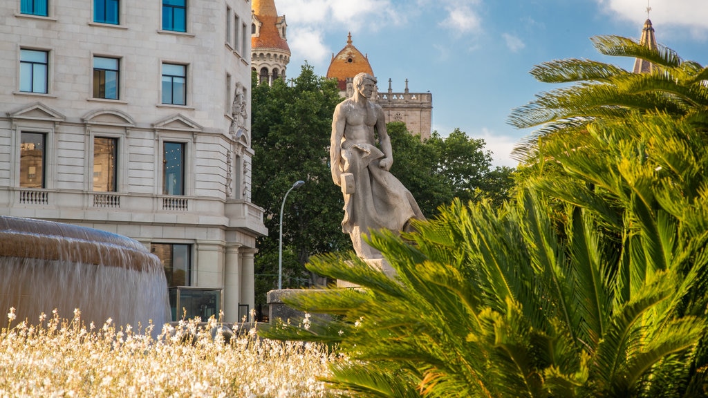 Plaza de Cataluña que incluye jardín y una estatua o escultura