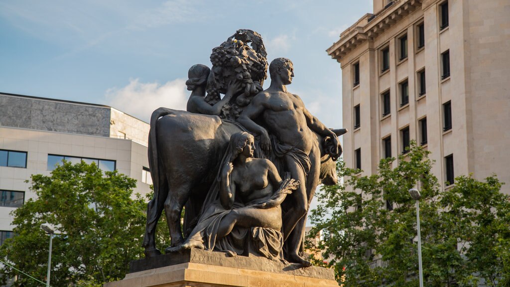 Plaça de Catalunya mostrando uma estátua ou escultura