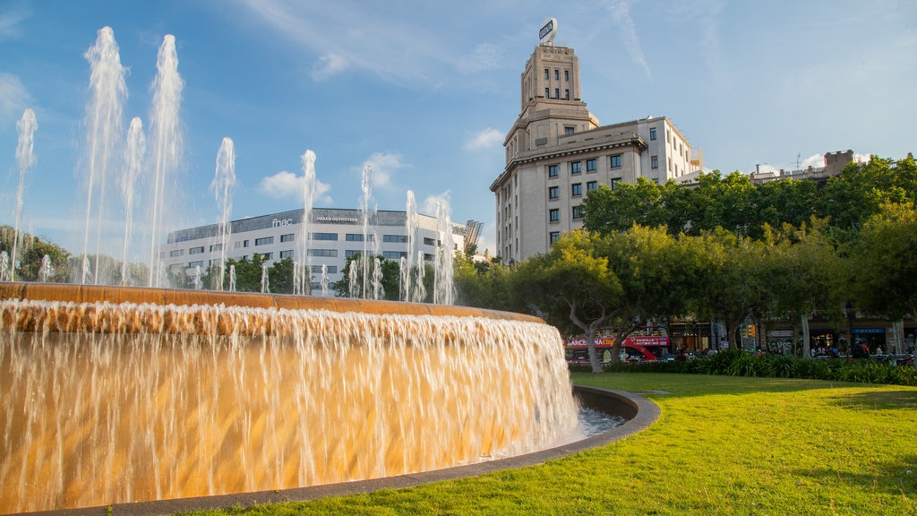 Plaça de Catalunya mostrando uma fonte e um jardim