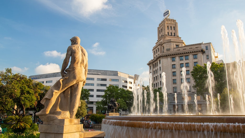 Placa de Catalunya showing a statue or sculpture, a fountain and a garden