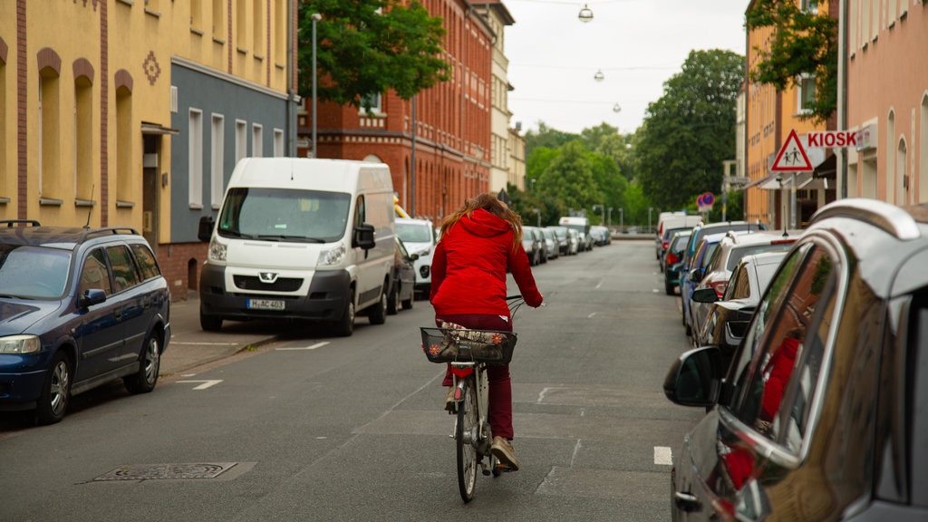 Mittelfeld mostrando ciclismo de ruta y también una mujer