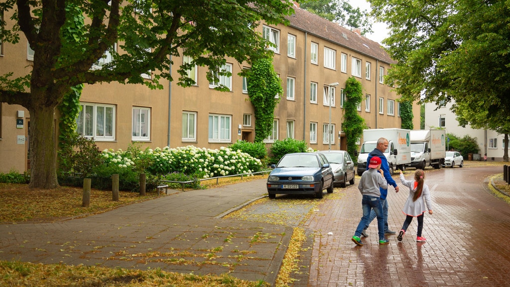 Mittelfeld que inclui cenas de rua assim como uma família