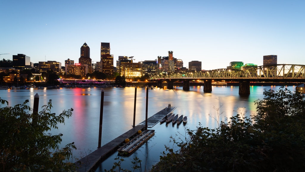 Hawthorne Bridge bevat een brug, een stad en een zonsondergang