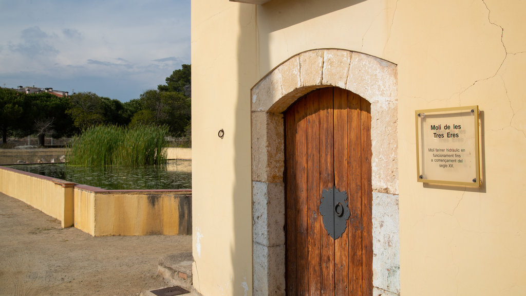 History Museum of Cambrils featuring signage and heritage elements