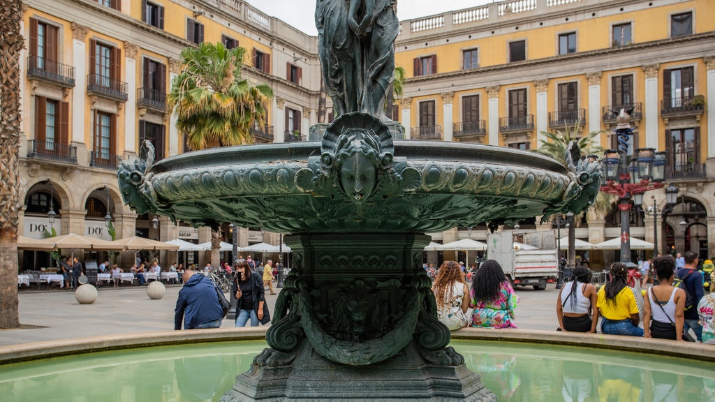 Plaça Reial inclusief een fontein en straten en ook een klein groepje mensen