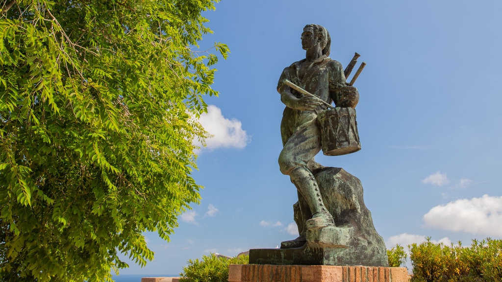 Castillo de Montjuic ofreciendo una estatua o escultura