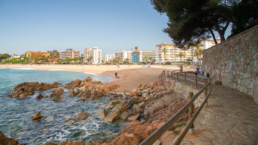 Playa de Fenals ofreciendo una playa, una ciudad costera y vista general a la costa