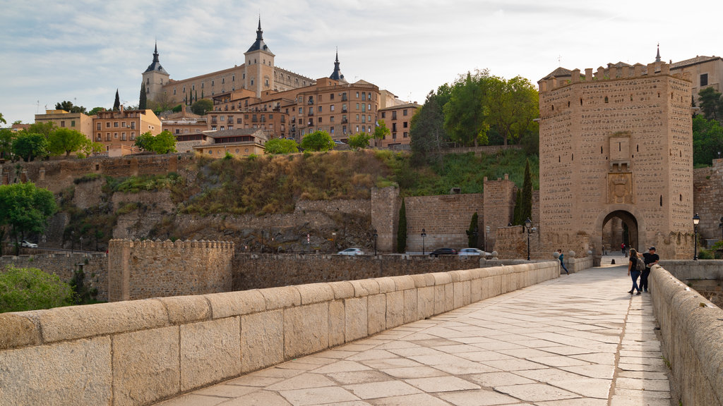 Puente de Alcántara que inclui uma ponte e elementos de patrimônio