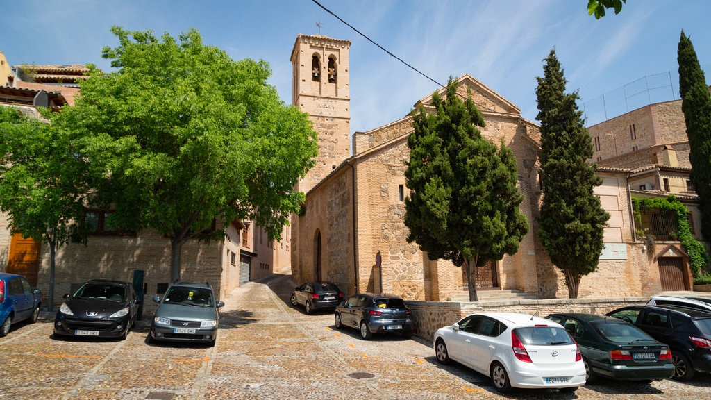 Iglesia de San Sebastián que incluye elementos patrimoniales