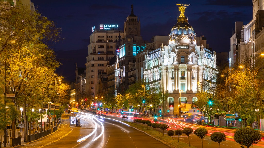 Plaza de Cibeles mostrando uma cidade, cenas noturnas e arquitetura de patrimônio